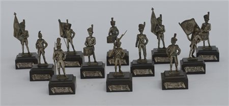 Lotto di dodici soldatini di fanteria in metallo argentato e cesellato inerenti