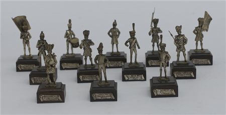 Lotto di dodici soldatini appiedati in metallo argentato e cesellato inerenti a