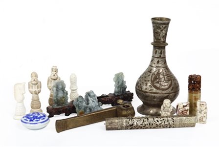 Lotto di oggetti vari di manifatture diverse contenente tre netsuke e altri ogg