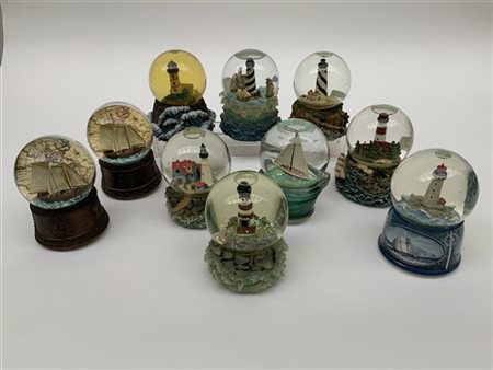 Gruppo di dieci boules de neige a tema marino, con faro e velieri, di cui otto