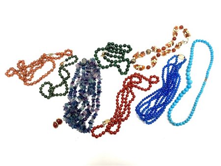 Lotto composto da otto collane e un paio di orecchini in pietre dure rifiniti c