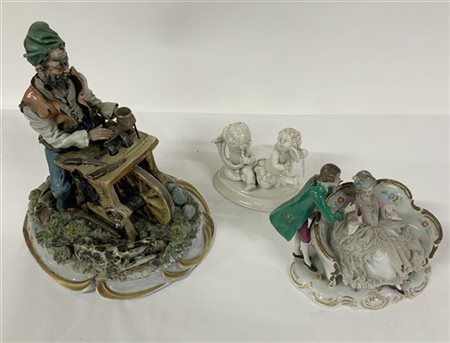 Lotto di tre gruppi plastici in porcellana raffiguranti un arrotino, una scena