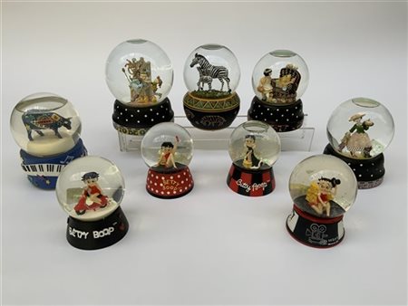 Gruppo di nove boules de neige di soggetti differenti fra cui Betty Boop, due c