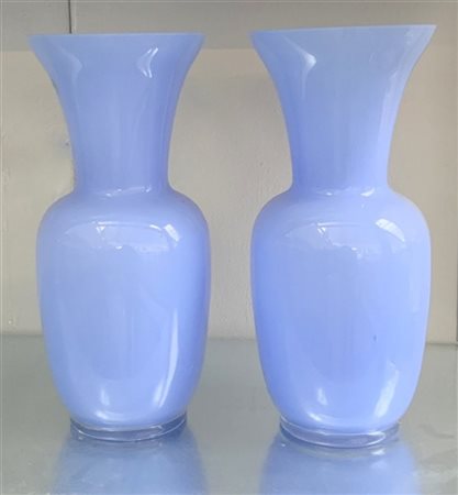 Lotto di due vasi a balaustro in vetro opaco azzurro (h cm 35)