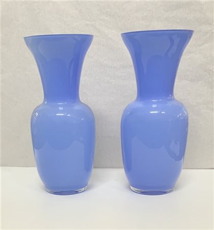Lotto di due vasi a balaustro in vetro opaco azzurro (h cm 35)