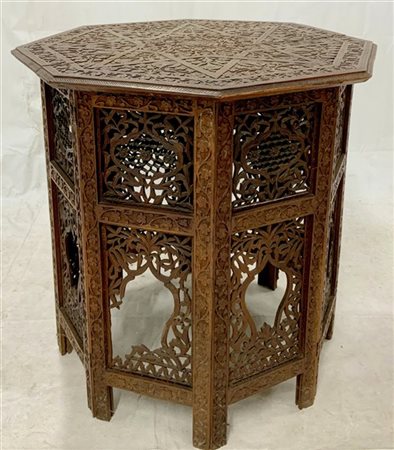 Tavolino con piano e base ottagonali in legno intagliato e traforato a motivi f