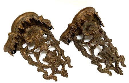 Lotto composto da una coppia di mensole e uno specchio decorate a finto legno (