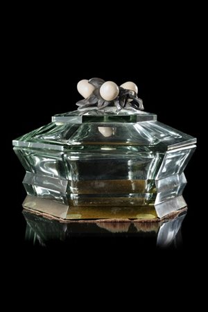 Scatola in vetro di forma esagonale con coperchio. Presa in argento con ghiande