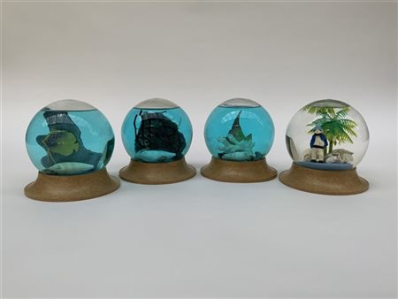 Gruppo di quattro boules de neige a tema marino. Vetro, conchiglie e materiale