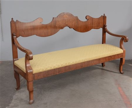 Divano "Carlo X" con schienale sagomato, filettato e intarsiato con conchigla,