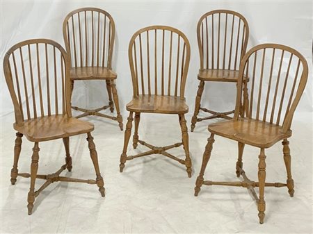 Gruppo di cinque sedie in mogano con gambe tornite riunite da crociera e schien