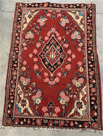 Tappeto Mossul, Persia, secolo XX. Decoro con medaglione romboidale su fondo ro