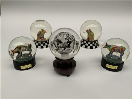 Lotto composto da quattro boules de neige raffiguranti animali e una sfera in v