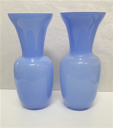 Lotto di due vasi a balaustro in vetro opaco azzurro (h cm 35)