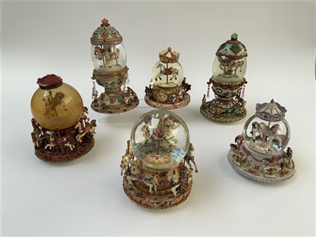 Gruppo di sei carillon con boule de neige a tema giostra di cavalli. Vetro e re