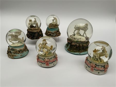 Gruppo di sei boules de neige raffiguranti unicorni e Pegaso di cui due con car