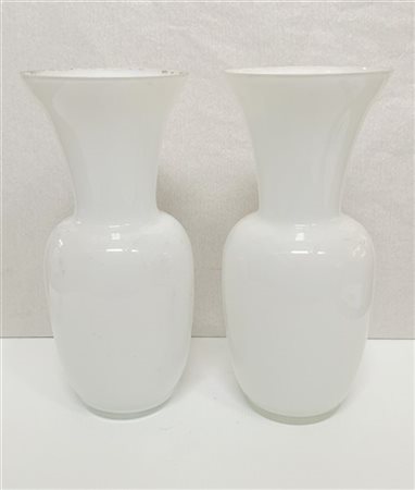 Lotto di due vasi a balaustro in vetro opaco bianco (h cm 35)