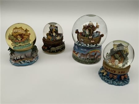 Gruppo di quattro boules de neige di cui tre con carillon a tema Arca di Noè. V