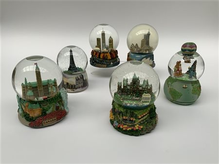 Gruppo di sei boules de neige con carillon a tema città del mondo. Vetro e resi