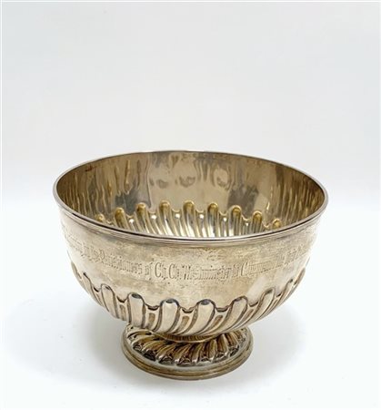 Coppa in argento con corpo baccellato, punzoni inglesi (cm 16x11,5) (gr 330 ca)