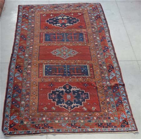 Tappeto Shirwan, Caucaso, inizio secolo XX.
Decoro con tre medaglioni romboidal