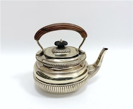 Teiera in argento con corpo costolato, manico in legno scanalato, presa del cop