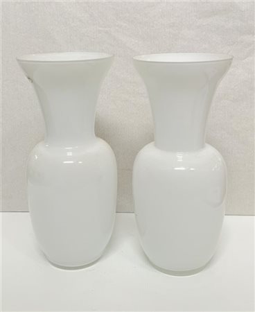 Lotto di due vasi a balaustro in vetro opaco bianco (h cm 35)