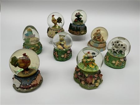 Gruppo di otto boules de neige di soggetti differenti di cui tre con carillon.