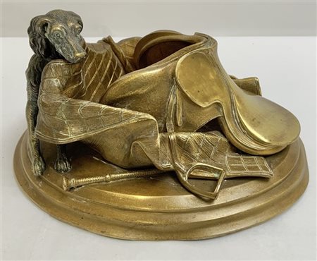 Scultura in bronzo raffigurante un cane con una sella ed altri elementi ippici