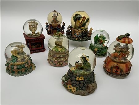 Gruppo di otto boules de neige di soggetti differenti di cui sei con carillon.