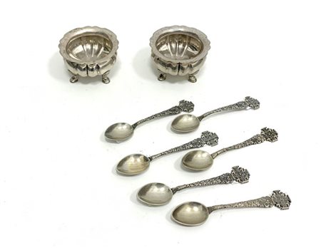 Lotto composto da due salierine e sei cucchiaini in argento con decori diversi