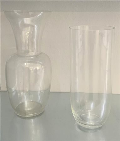 Lotto di due vasi diversi in vetro incolore (h max cm 35)