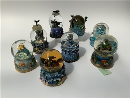 Gruppo di otto boules de neige di cui sei con carillon raffiguranti delfini. Ve