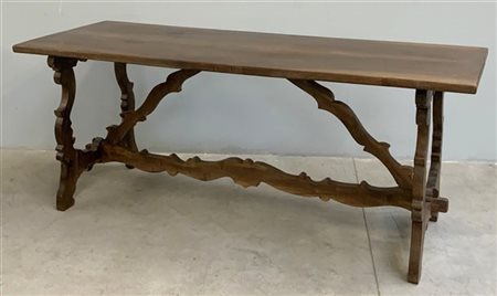 Tavolo in legno con gambe a lira unite da traverse sagomate (cm 208x85x75) (dif