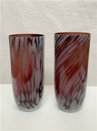 Lotto di due vasi diversi in vetro color bianco e vinaccia (h cm 29,5)