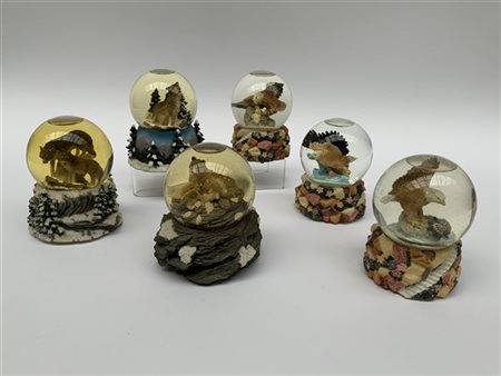 Gruppo di sei boules de neige a tema aquile e lupi di cui uno con carillon. Vet