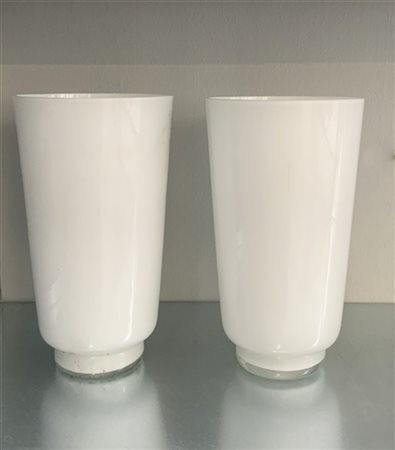 Lotto di due vasi in vetro opaco bianco (h cm 30)