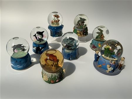 Gruppo di otto boules de neige raffiguranti pesci di cui sette con carillon. Ve