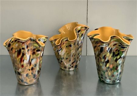 Lotto di tre vasi a fazzoletto in vetro policromo con interno giallo (h cm 19,5