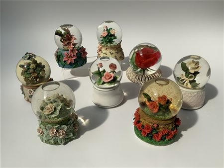 Gruppo di otto boules de neige di cui sette con carillon a tema floreale. Vetro