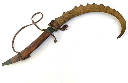 Grande coltello costituito da un lungo corno e lama con fodero. Africa, fine se