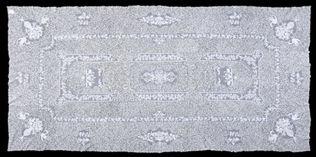 Grande tovaglia interamente lavorata con pizzo di Cantù al tombolo decorata con