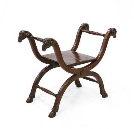 Sgabello con braccioli scolpiti a testa di ariete, piedi a zampa caprina, trave