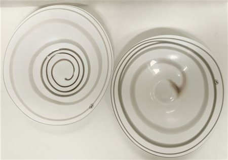 Lotto di due centrotavola di forma ovale in vetro lattimo con decoro a spirale