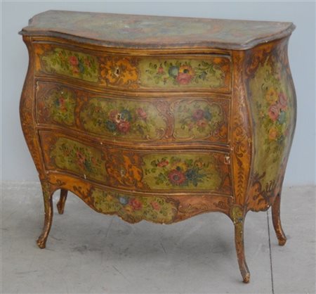 Comò a tre cassetti di forma mossa e bombata in legno laccato e dorato dipinto