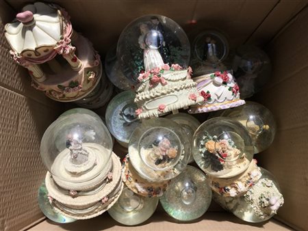 Cartone contenente numerose numerose boules de neige a tema nuziale. Vetro e re