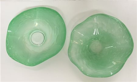 Lotto di due centrotavola polilobati in vetro verde (cm 37x32)