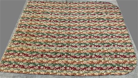 Tessuto d’arredamento jaquard. Decoro floreale sparso su fondo crema. (Difetti