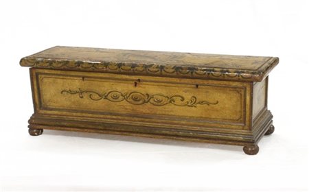 Cassapanca laccata a volute vegetali, cartiglio e girali, piedi torniti (cm 144