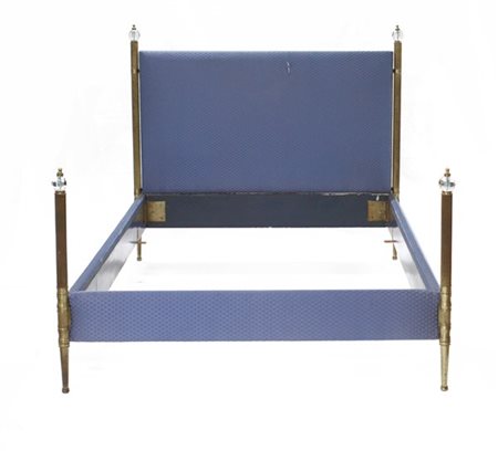 Letto a una piazza con montanti in ottone scanalato, puntali in vetro, testata,